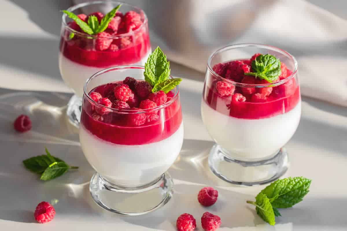 Panna cotta à la gelée de framboises : un dessert aussi élégant que délicieux