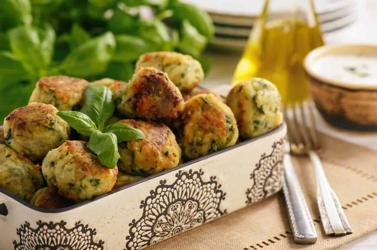 Boulettes de courgette au fromage feta : délicieuses, nutritives et faciles