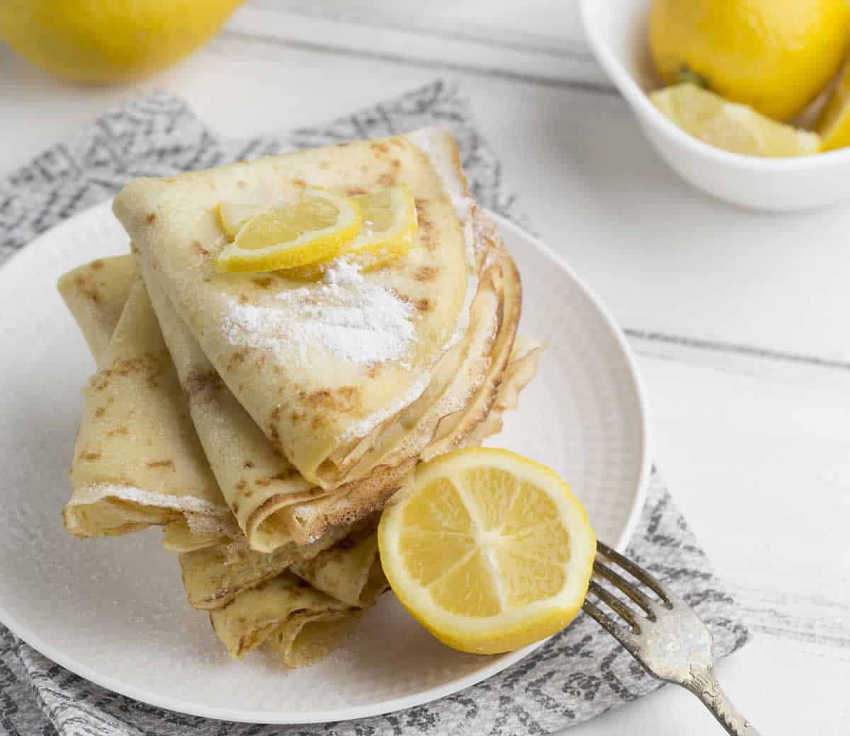 Crêpes légères au citron : moelleuses avec une saveur acidulée