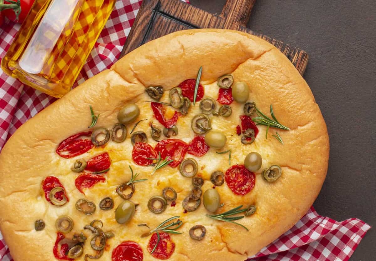 Foccacia aux tomates cerises et olives : pain moelleux, doux et légèrement croustillant