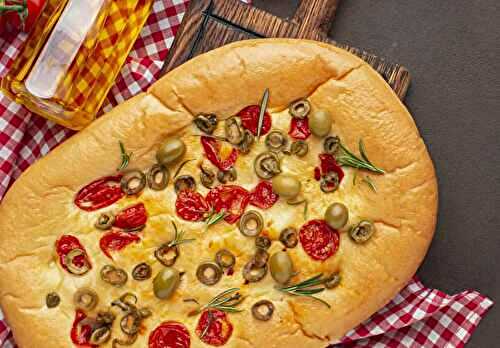 Foccacia aux tomates cerises et olives : pain moelleux, doux et légèrement croustillant