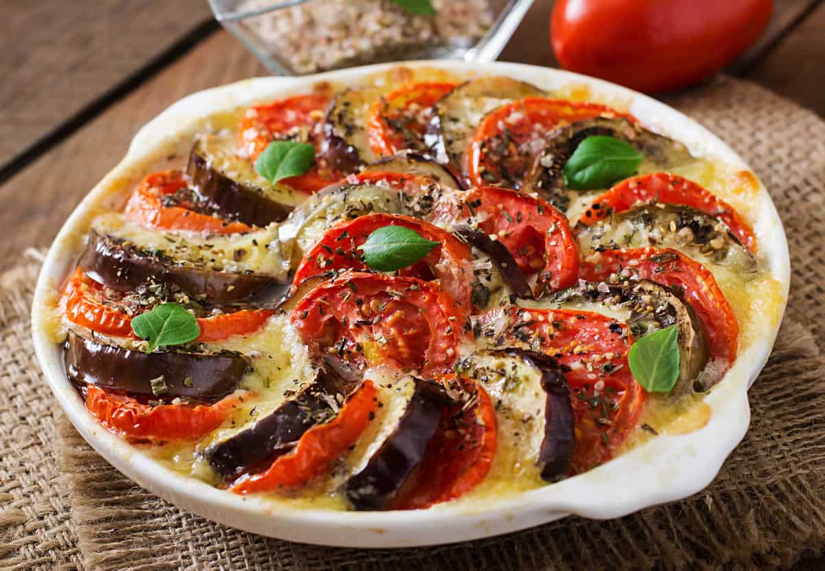 Gratin aubergine tomate parmesan : un plat au four délicieux et copieux
