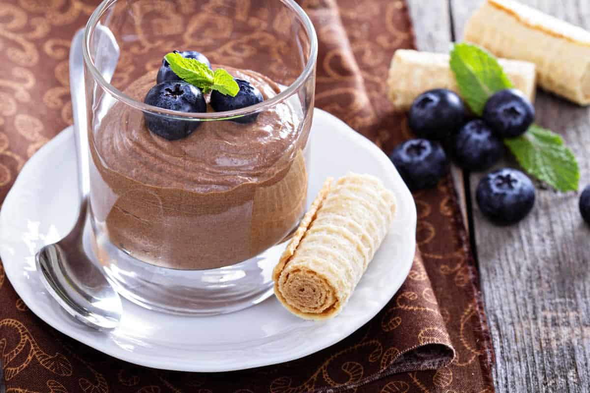 Mousse au chocolat traditionnelle : 3 ingrédients pour un dessert inratable