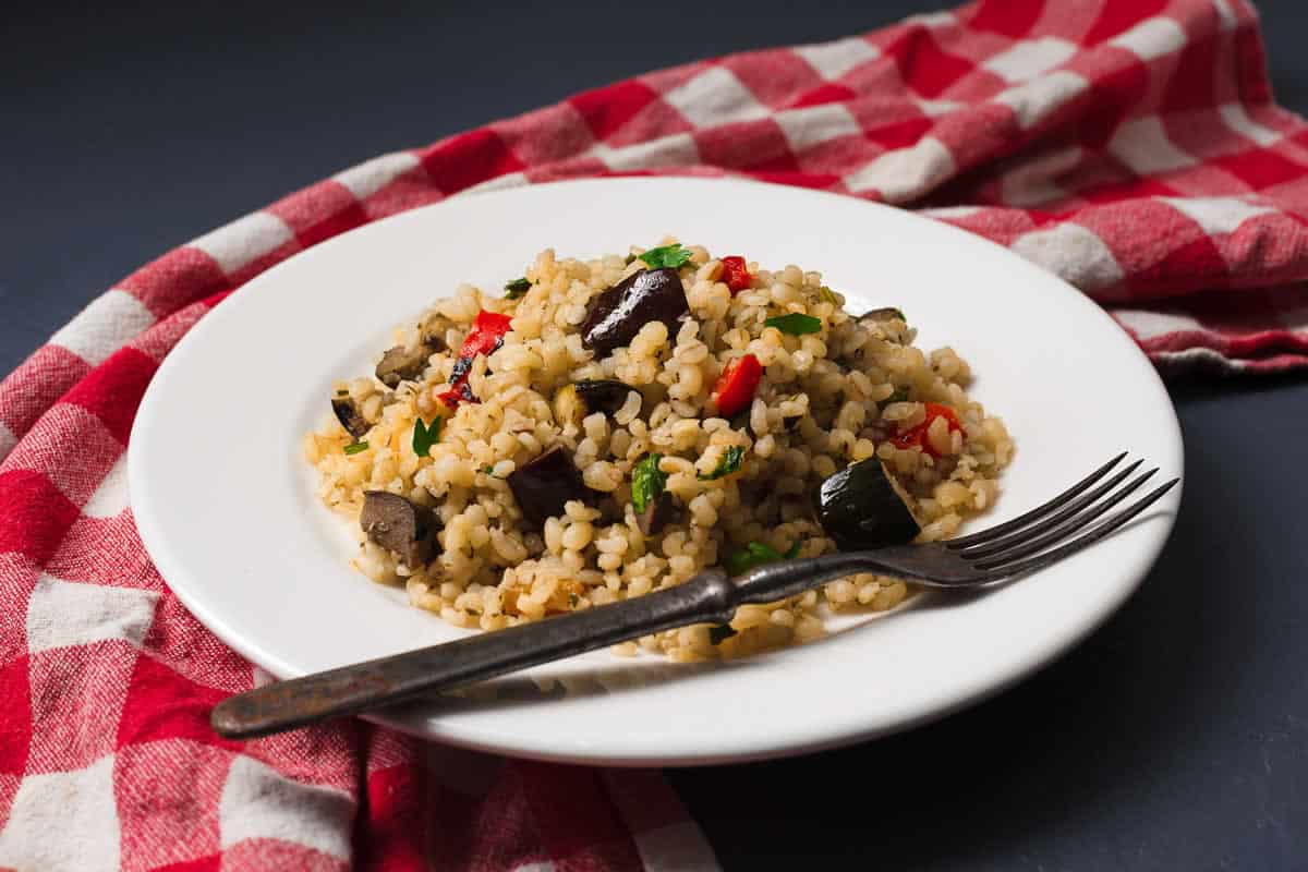 Pilaf aux aubergine et poivron rouge : un repas délicieux et rassasiant