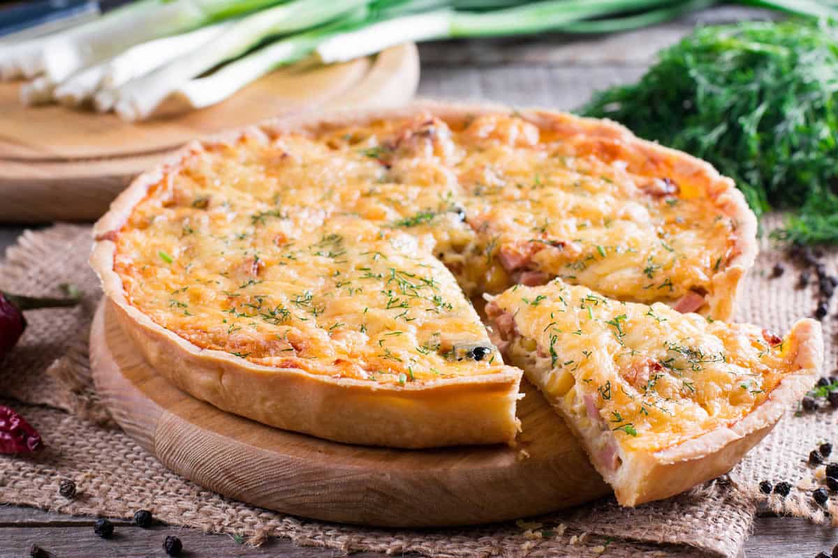 Quiche lorraine traditionnelle : une savoureuse tarte cuite au four