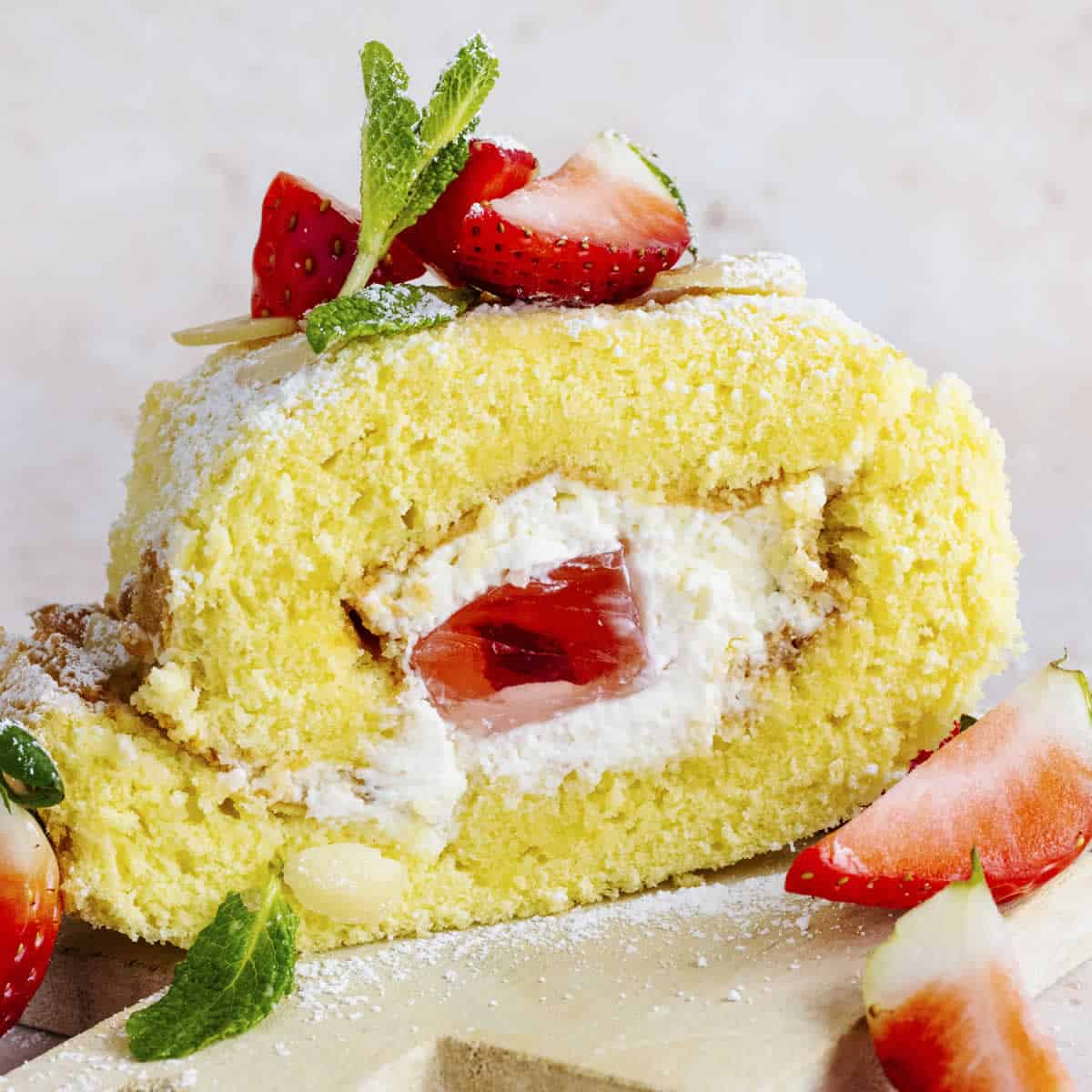 Roulé au mascarpone et fraises gourmand : un dessert crémeux et moelleux
