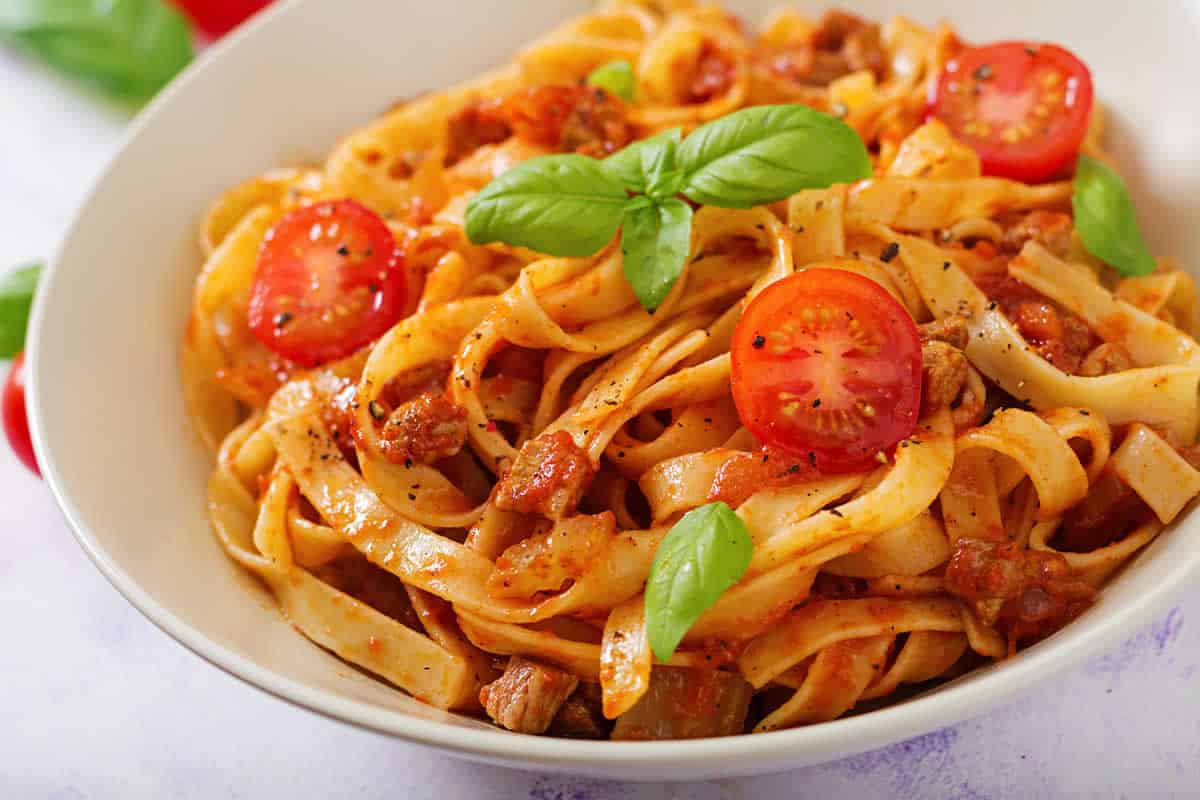 Tagliatelles au thon et sauce tomate : un repas satisfaisant et réconfortant