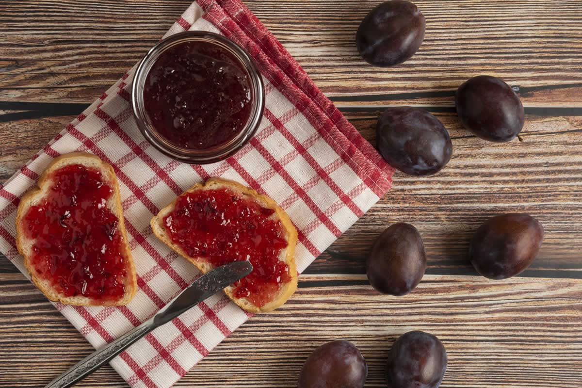 Une délicieuse pâte pour tartiner vos toasts : la confiture de prunes parfaite