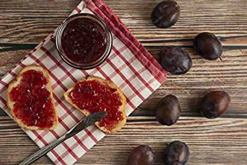 Une délicieuse pâte pour tartiner vos toasts : la confiture de prunes parfaite