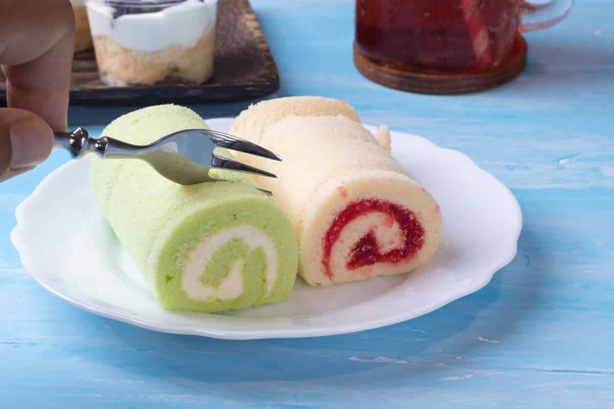 Gâteau roulé aux pistaches et fraise : un dessert délectable