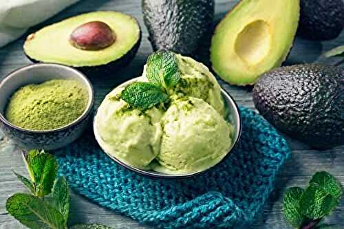 Glace avocat avec de la menthe fraîche et matcha