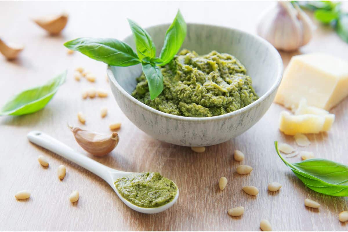 Pesto au Basilic et Fromage Italien : La Recette Classique pour Ensoleiller Vos Repas