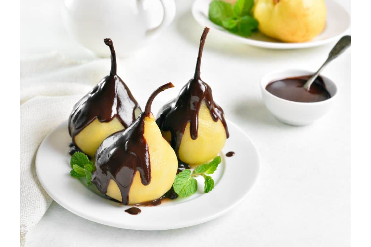 Poires Pochées Chocolat : Le Dessert Élégant Qui Ravira vos Papilles