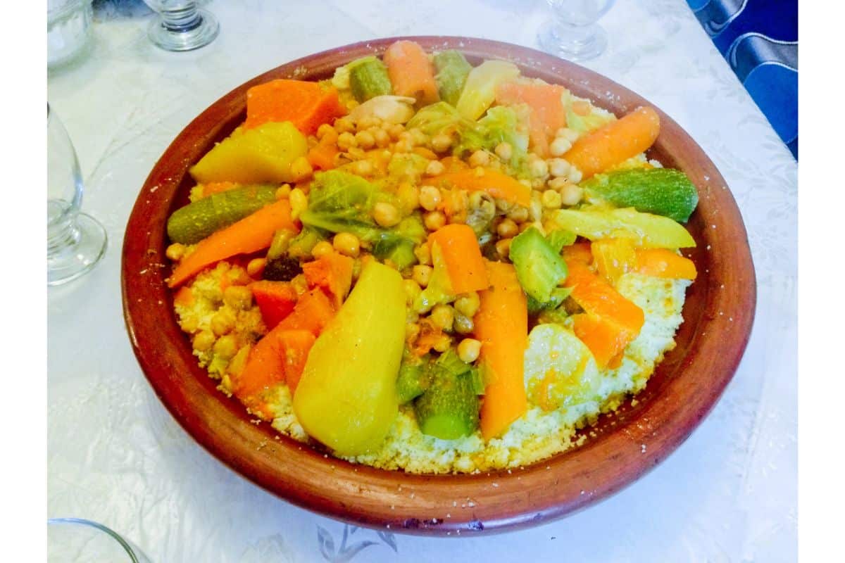 Couscous Traditionnel : Un Voyage Culinaire au Cœur du Maghreb