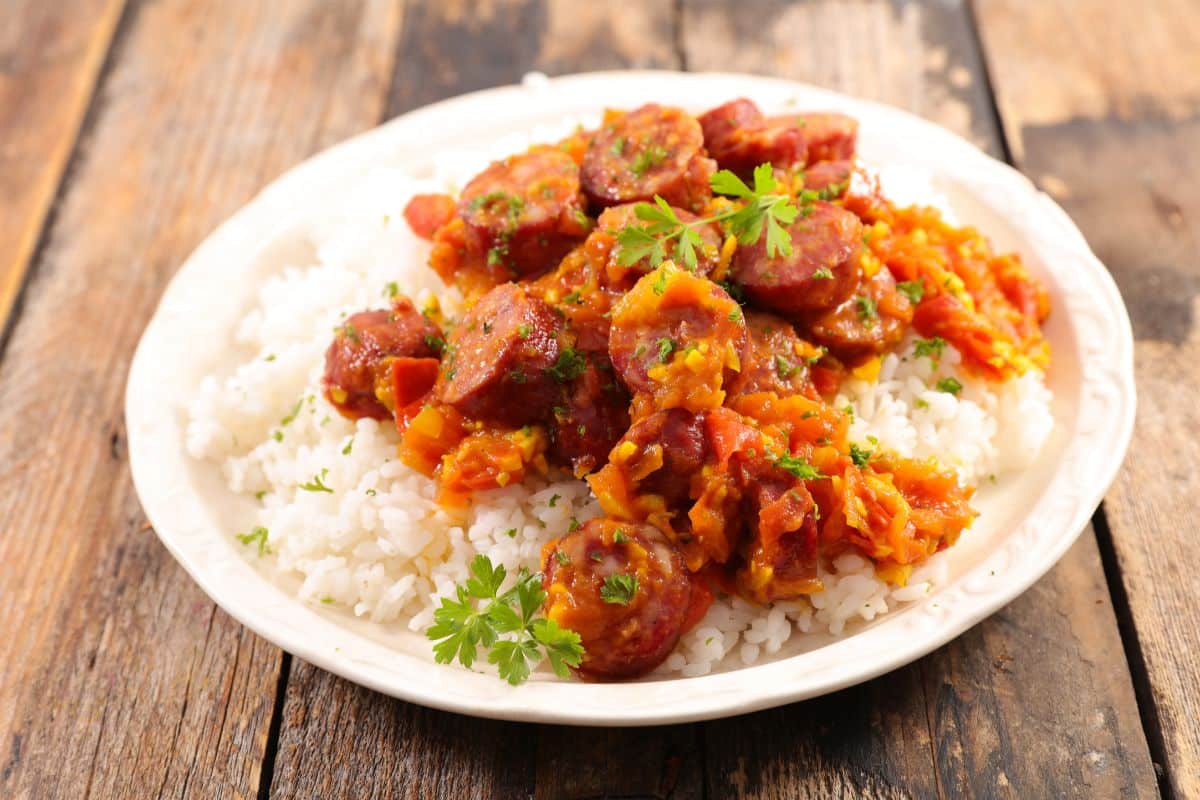 Rougail Saucisse : Plongez dans les Délices Créoles!