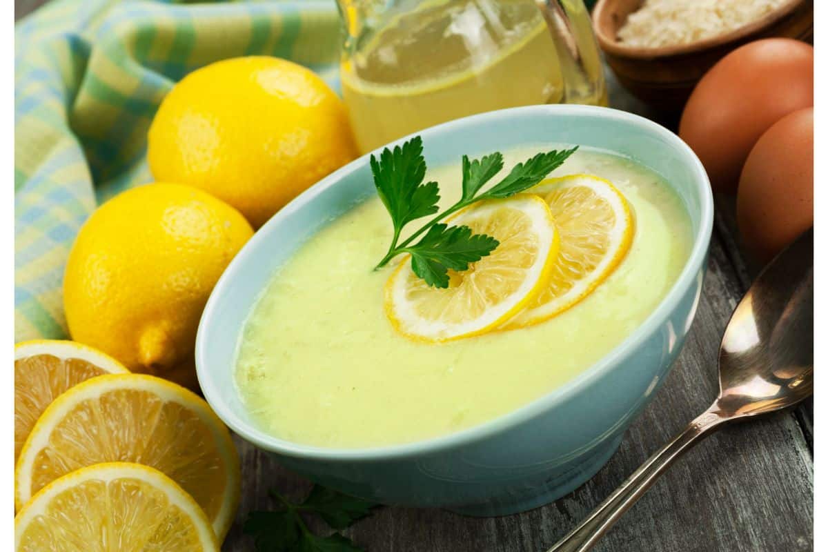 La Soupe Grecque au Citron : Un Plat Sain et Savoureux