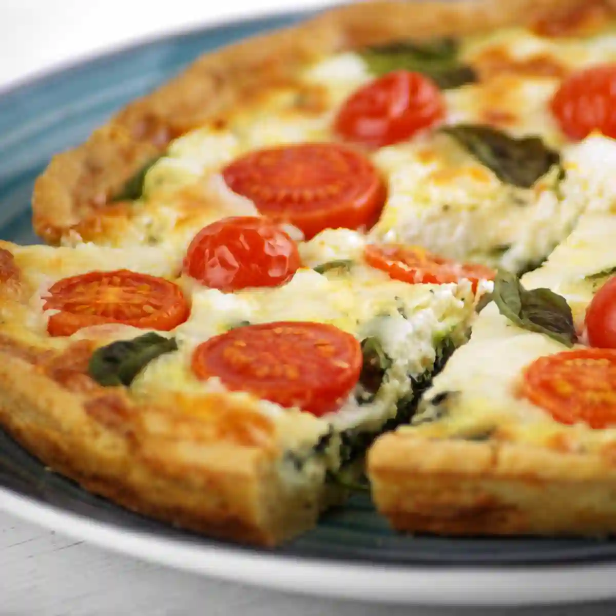 Élevez Votre Brunch avec Cette Quiche aux Épinards Tomates Cerises et Mozzarella