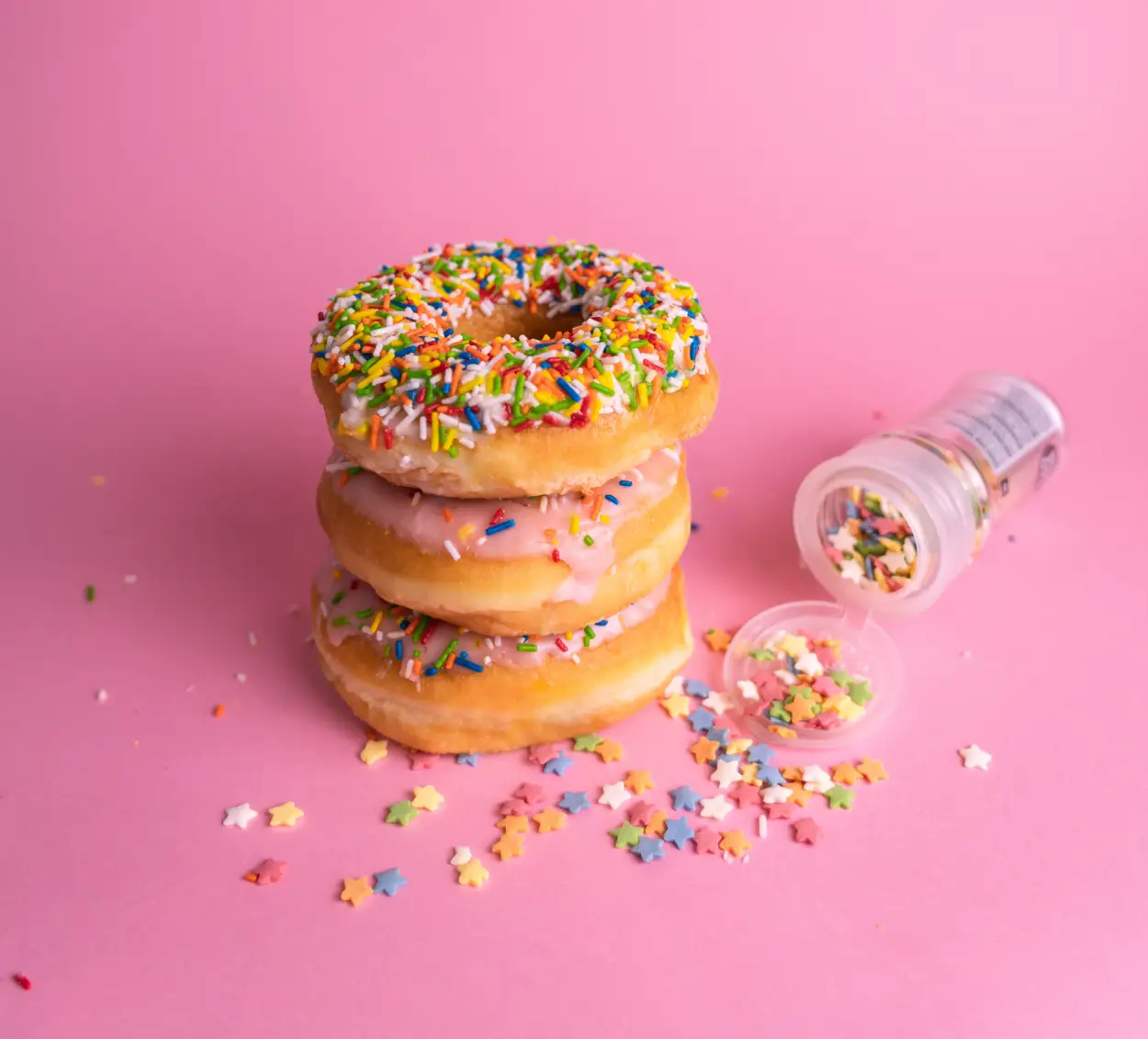Donuts Moelleux au Glaçage Rose – Un Délice Fait Maison !