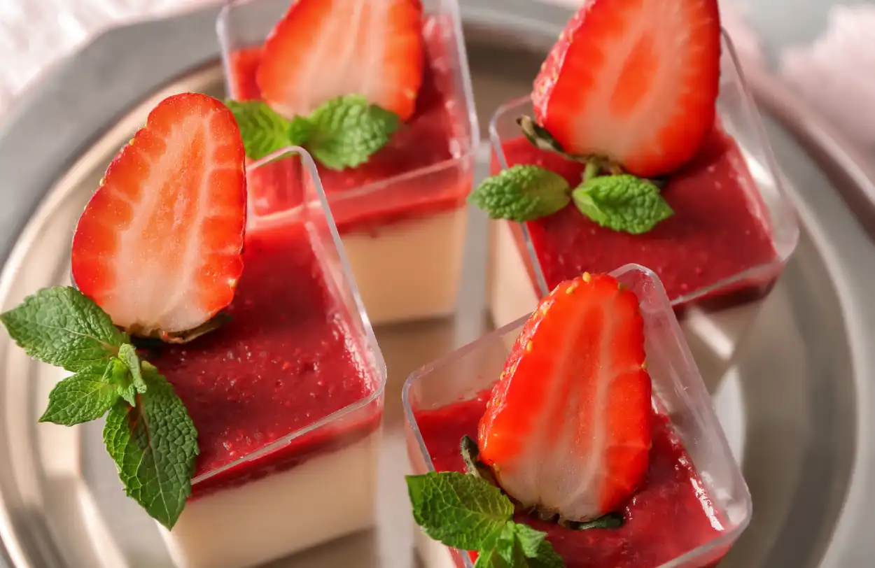 Panna Cotta Fraise Maison : Un Dessert Élégant et Facile à Réussir