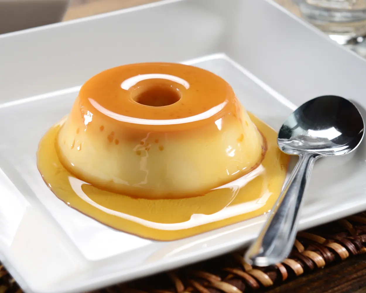 Cette crème caramel maison fait fondre tout le monde à la première cuillère