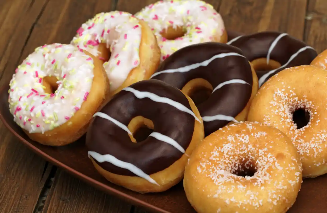 Donuts maison avec glaçages variés