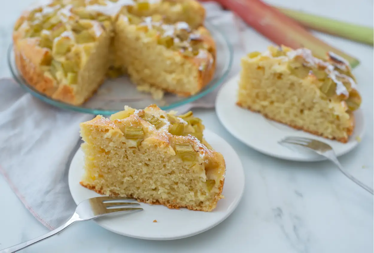 Moelleux à la rhubarbe et aux amandes