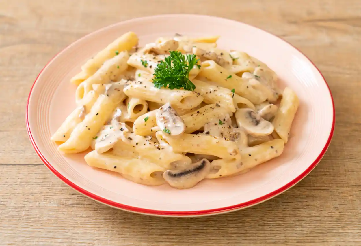 Penne à la carbonara et champignons
