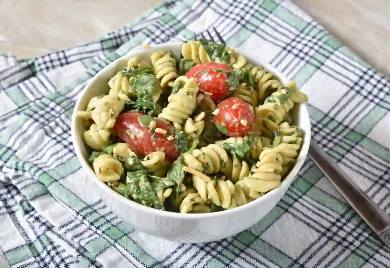 Salade de pâtes aux tomates cerises et épinards