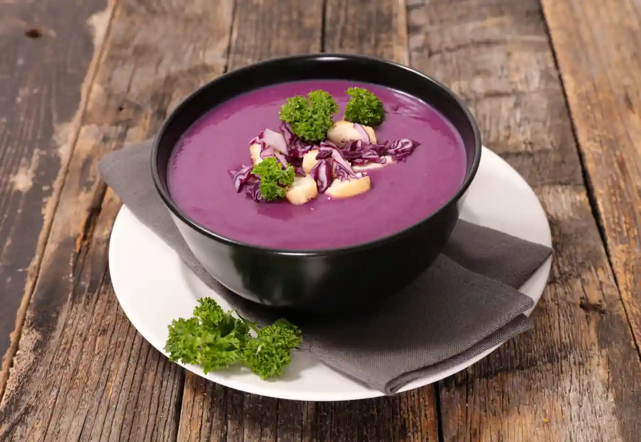 Soupe de Chou Rouge : Une Explosion de Couleurs et de Saveurs