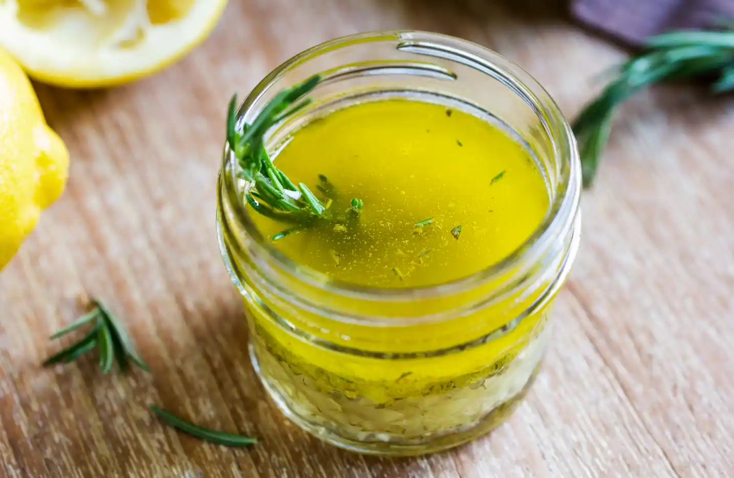 Vinaigrette au romarin ail et citron : fraîcheur et caractère en un filet