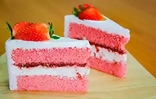 Gâteau à la fraise moelleux avec crème chantilly
