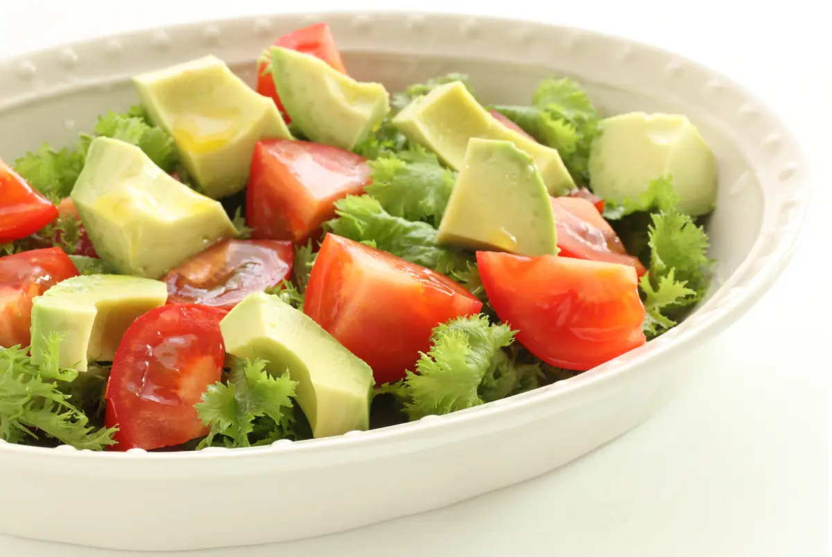 La salade avocat-tomate : un duo parfait pour votre santé