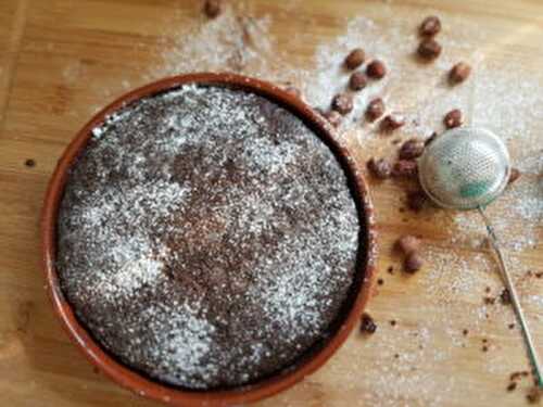 Cake à la caroube et noisettes