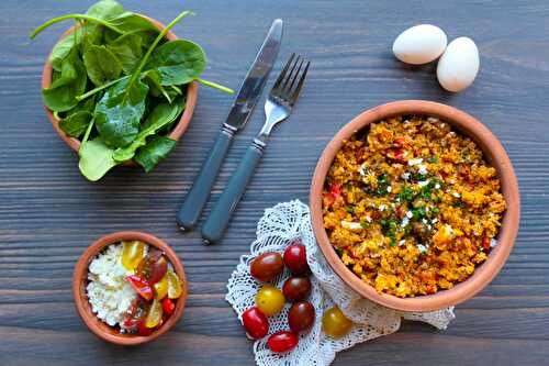 Oeufs brouillés à la tomate et à la feta