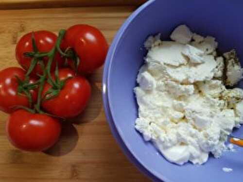 Tarte aux tomates et xinomizithra (feta) - Recettes d'une Crétoise