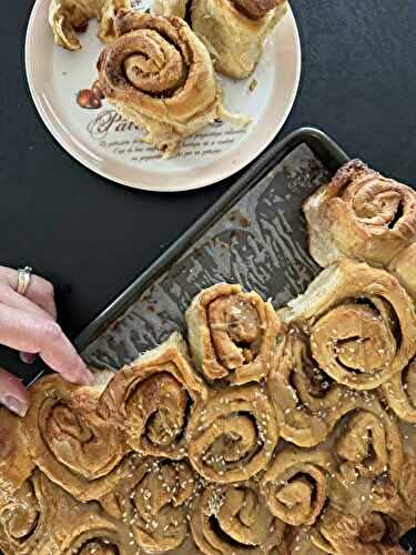 Cinnamon rolls grecs au tahini et miel de thym