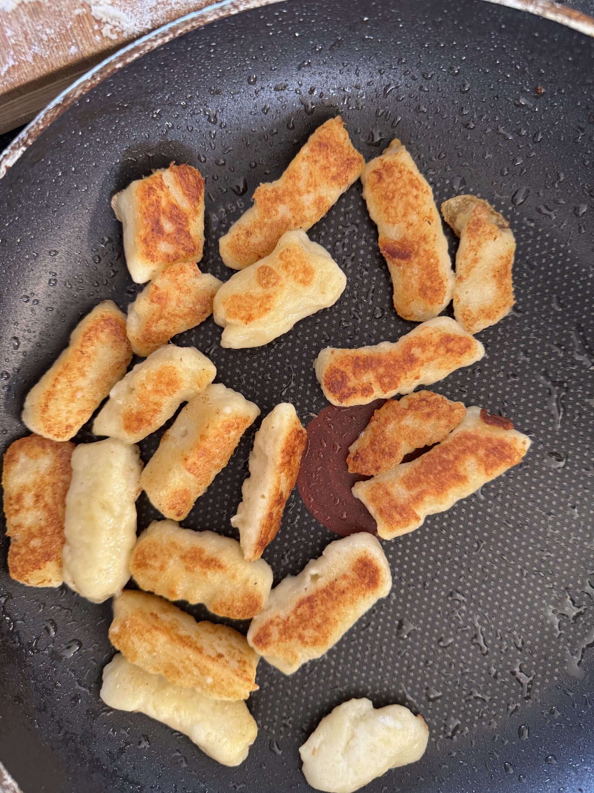 Gnocchis grecs au manouri, sauce tomate au yaourt et kefalotyri gratiné