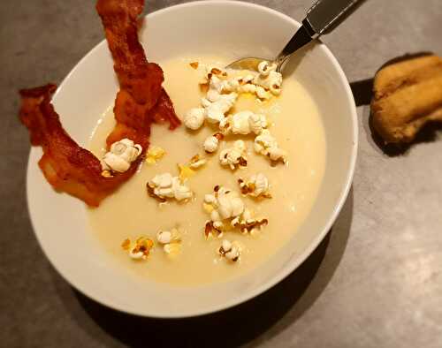 Velouté de chou-fleur, poitrine fumée et pop corn