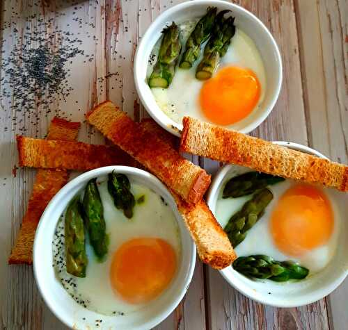 Oeufs cocottes aux asperges et pavot