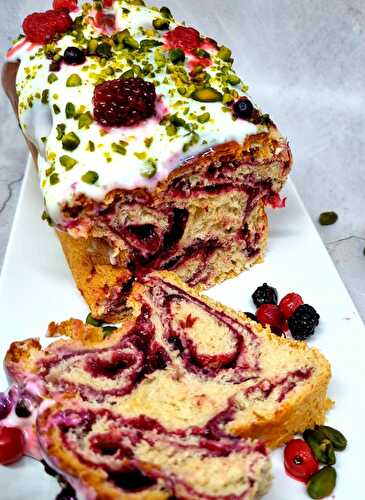 Babka aux fruits rouges