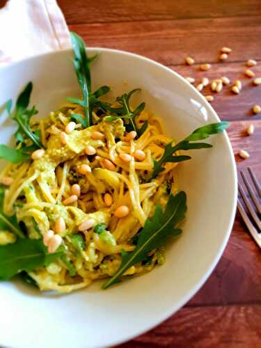 Pâtes au pesto d'avocat et courgettes