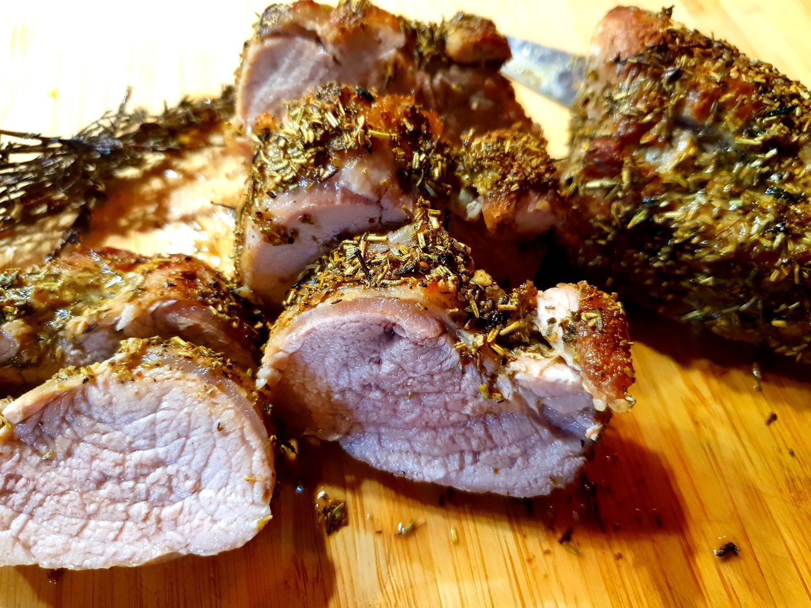 Filet mignon de porc en croûte d'herbes