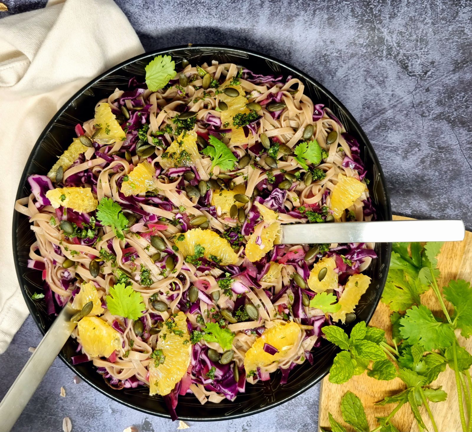 Salade de nouilles soba et chou rouge