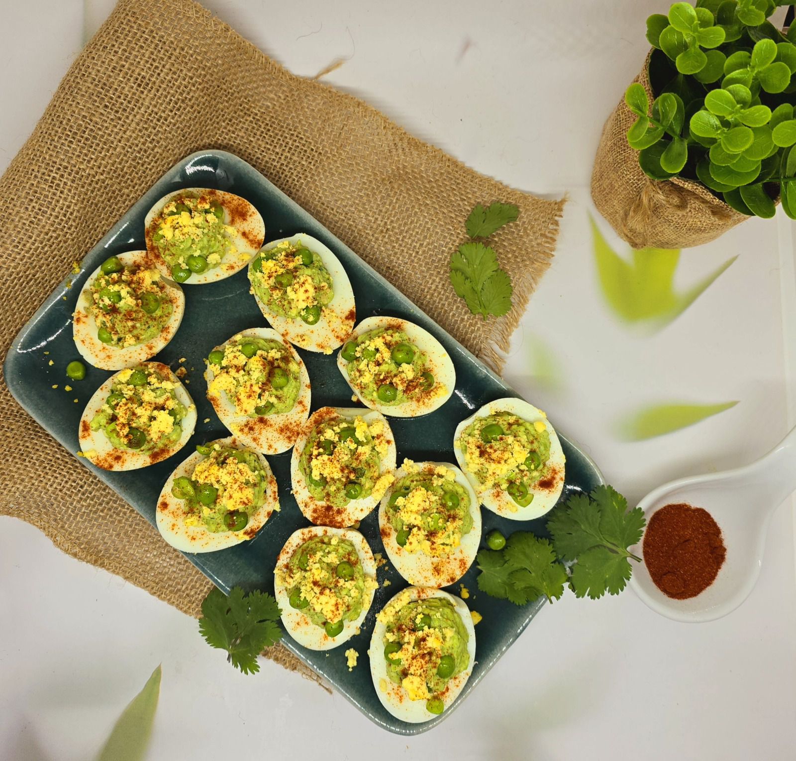 Oeufs mimosa au guacamole de petits pois