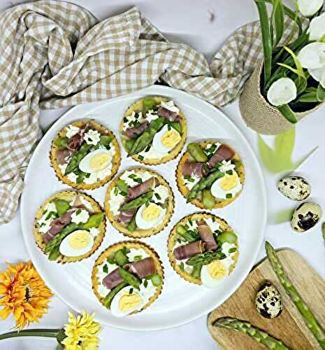 Tartelettes salées aux asperges, jambon cru et œuf