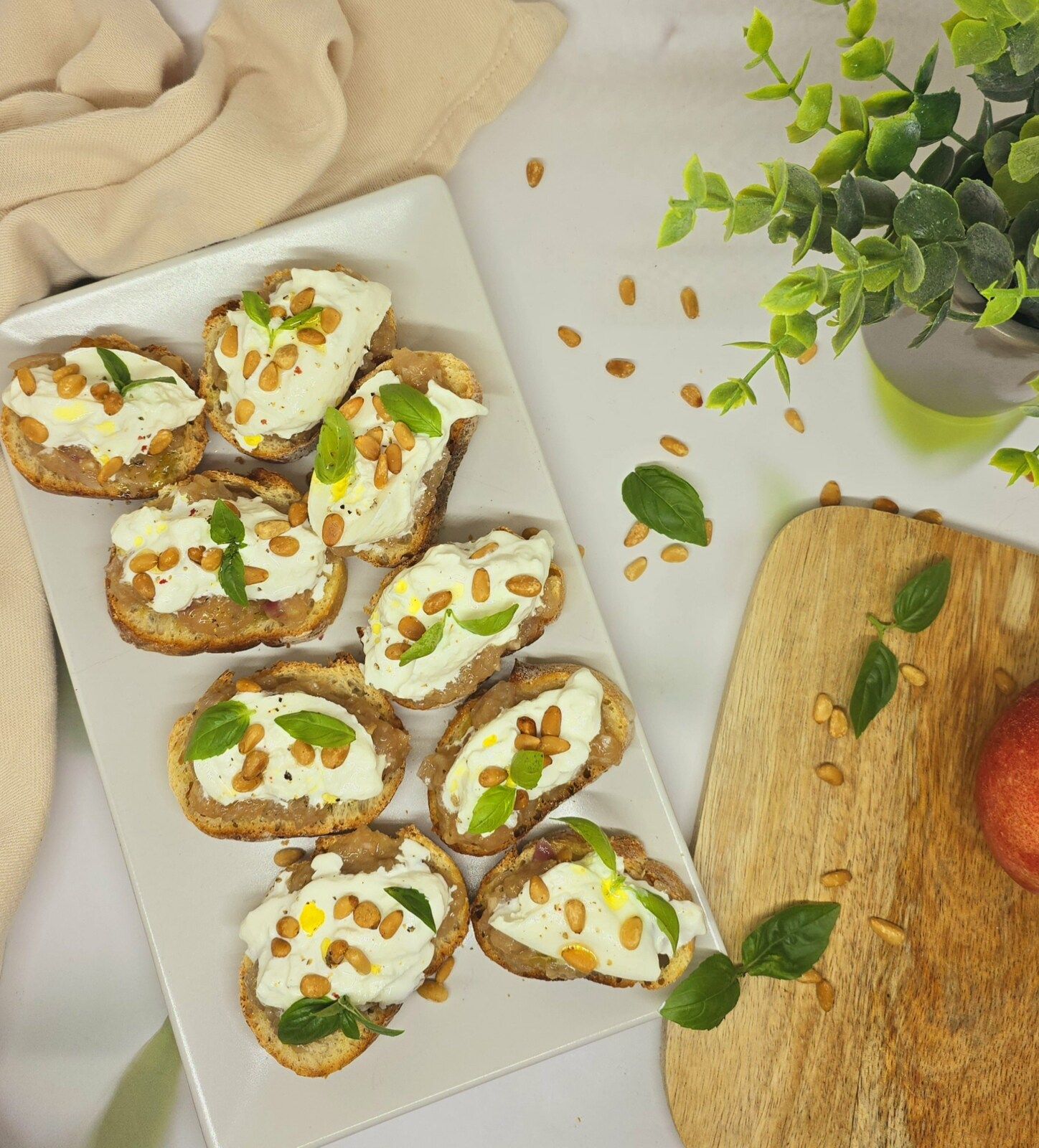 Crostinis au chutney de nectarine et burrata