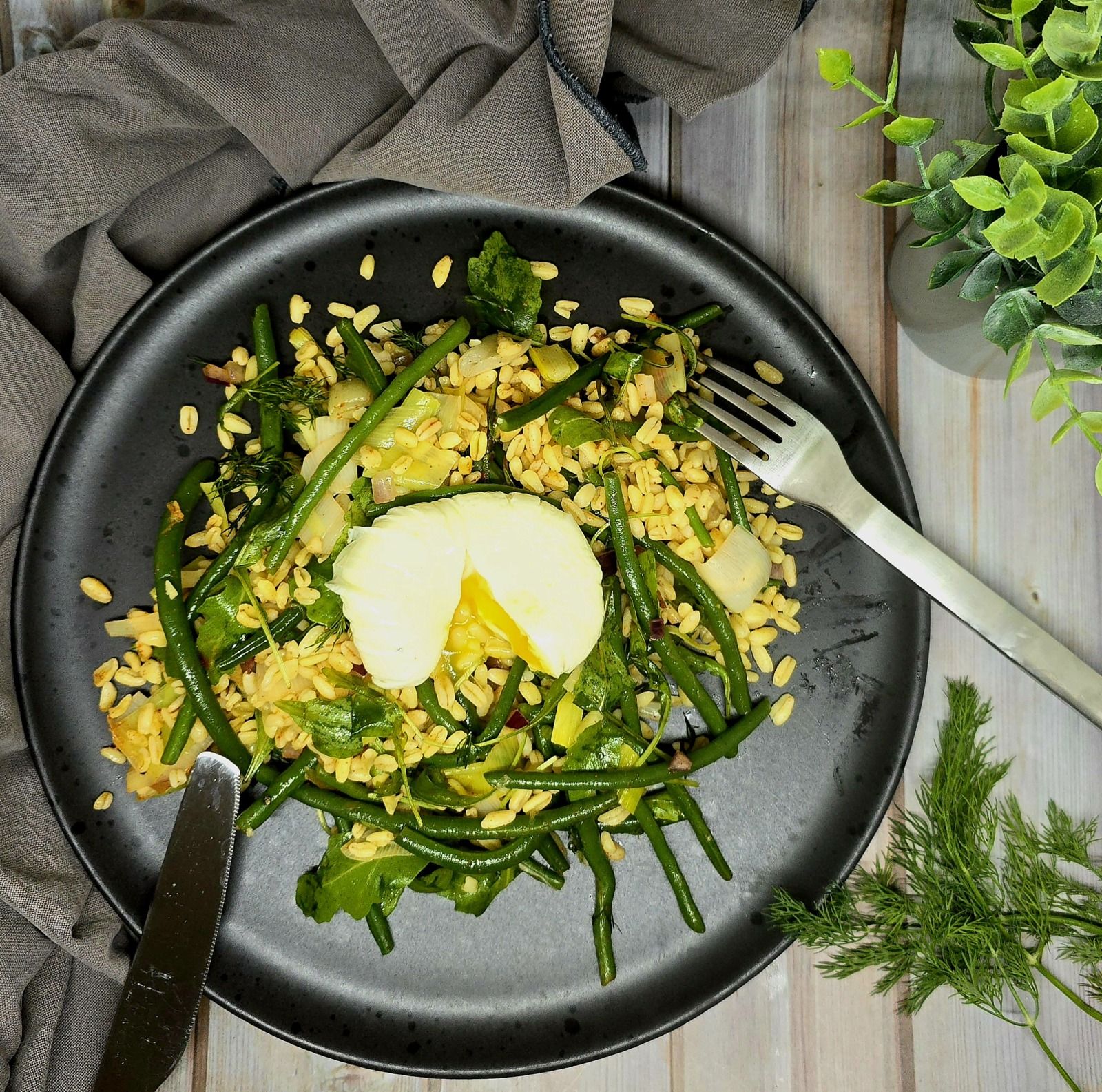 Salade d'ébly au poireaux, haricots verts et œuf poché