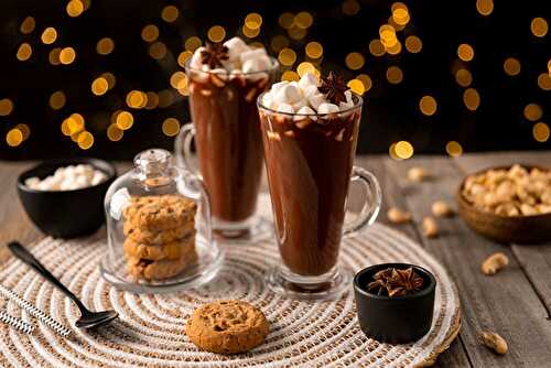 Chocolat chaud de Noël aux épices et guimauve