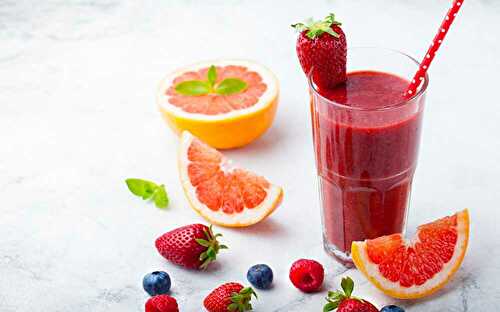 Smoothie pamplemousse rose, fruits rouges