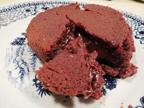 Fondant de chocolat noir aux baies roses et au sirop de grenade